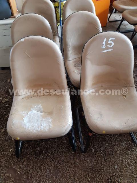 56/21063 - 12 CADEIRAS ESTOFADAS FIXAS COR BEGE.