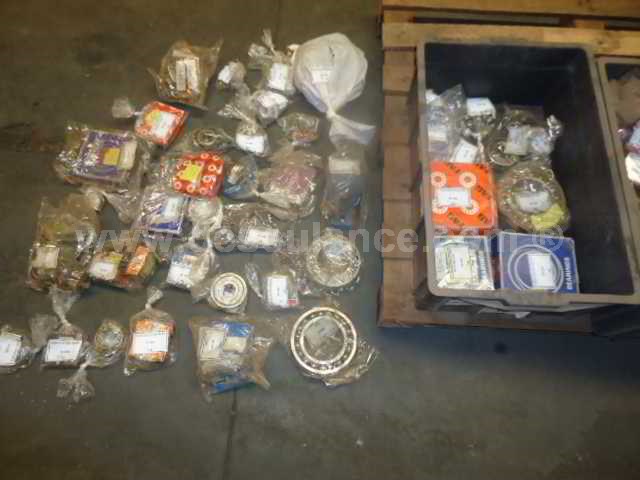 12/23162 - APROX. 114 PEÇAS MECÂNICAS S/USO: 94 ROLAMENTOS, BUCHAS,
