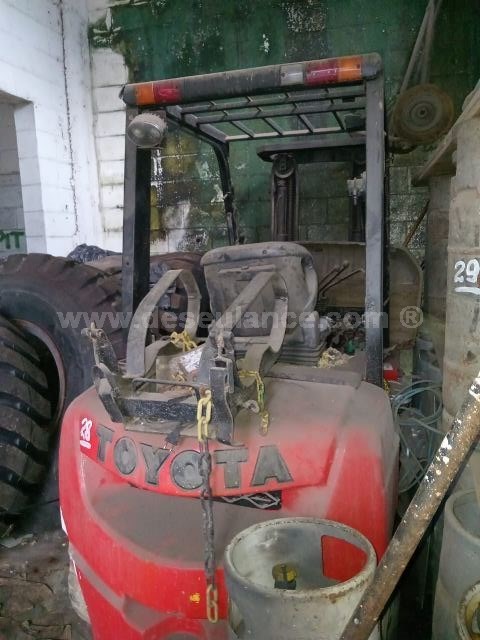 28/25053 - EMPILHADEIRA M/TOYOTA MOD. 8FGU25, CAPAC.1.850 KG, ANO 17,