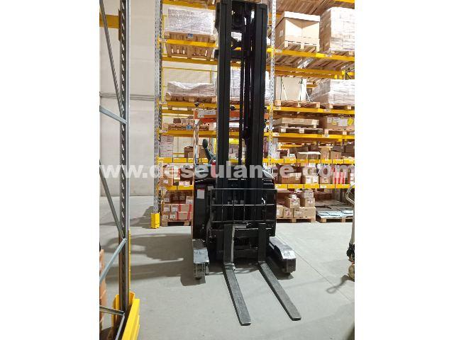 01/25108 - EMPILHADEIRA ELÉTRICA RETRÁTIL M/TOYOTA, CAPAC. 1.400 KG